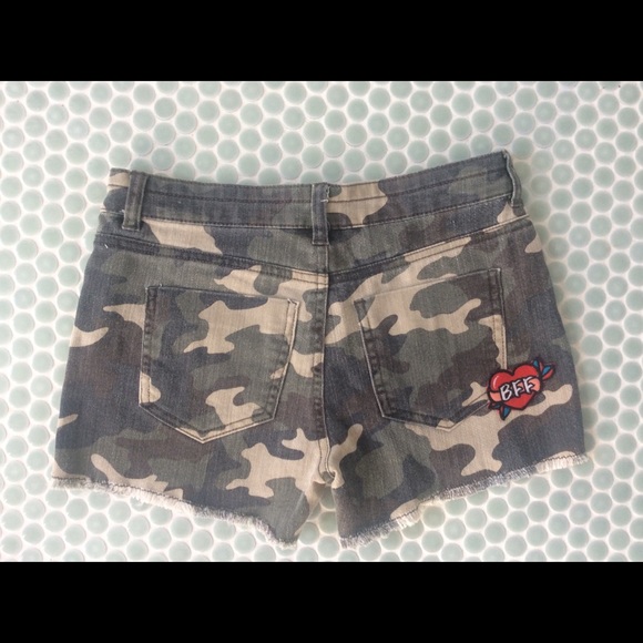 ❤️ NO BOUNDARIES Camo Cut-off Shorts - size 3 - Picture 2 of 4